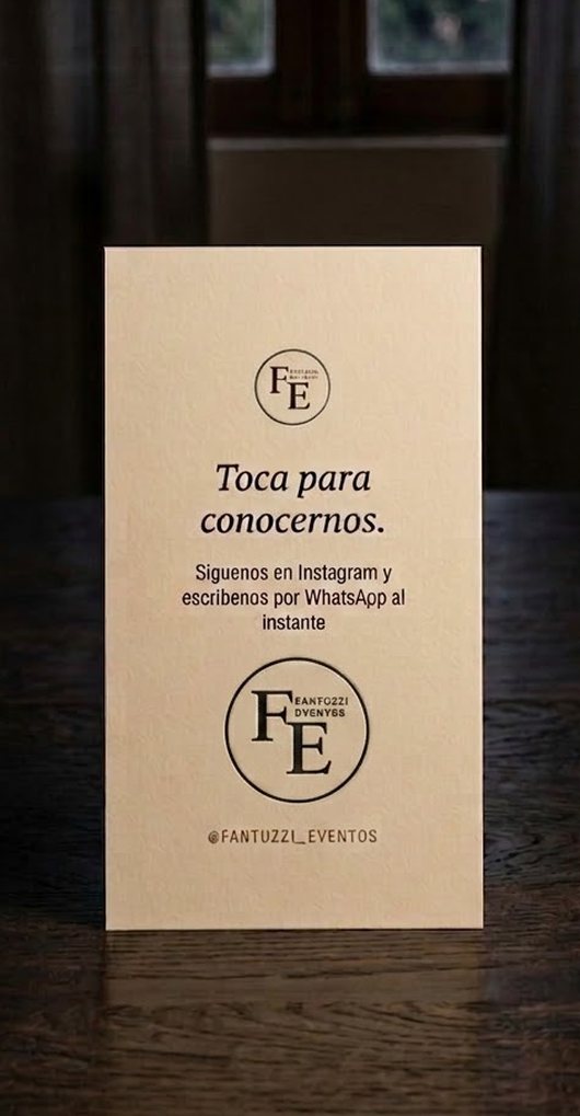 Tarjeta vertical impresa y de pie sobre una mesa de madera
